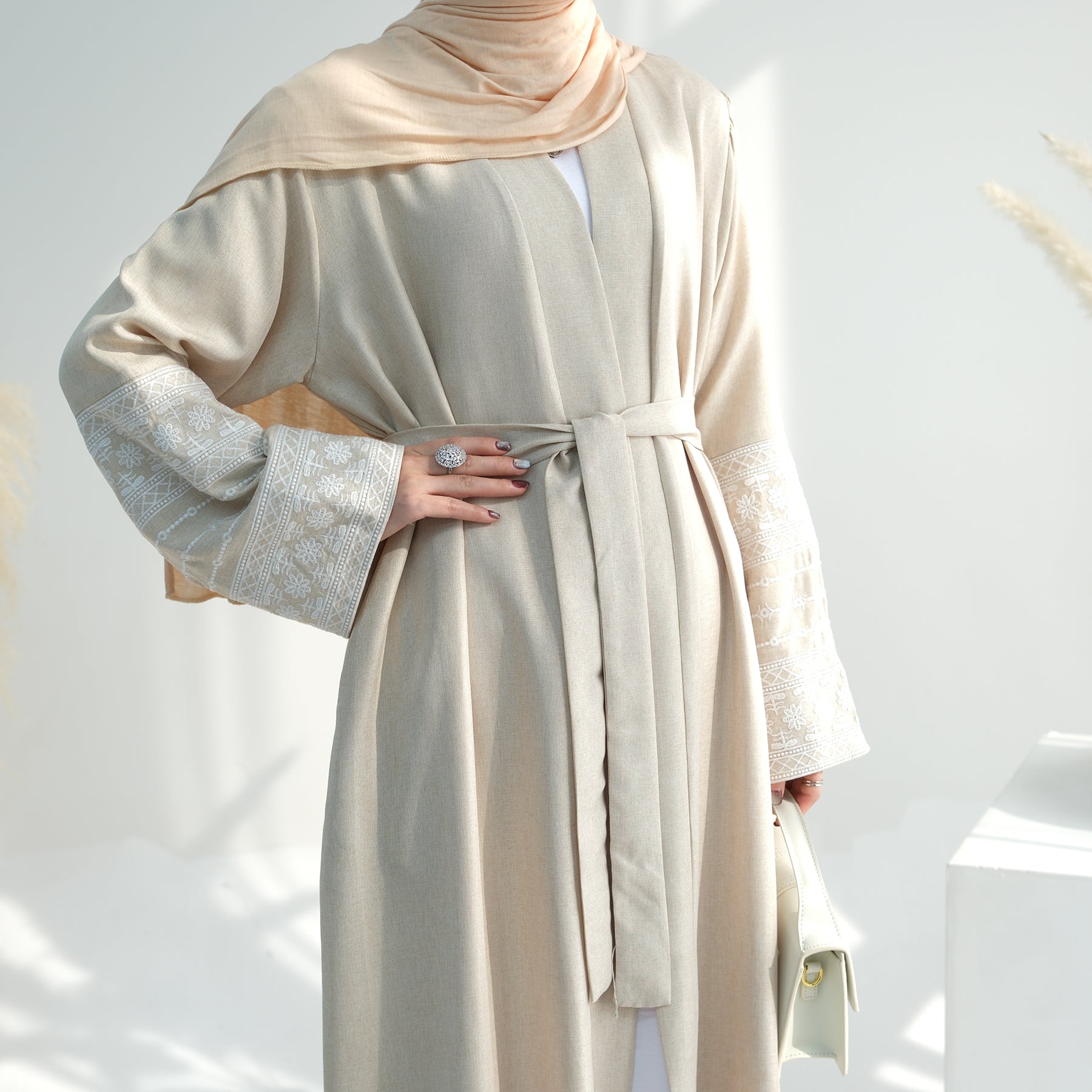 OPEN ABAYA - GEBORDUURDE MOUW BEIGE