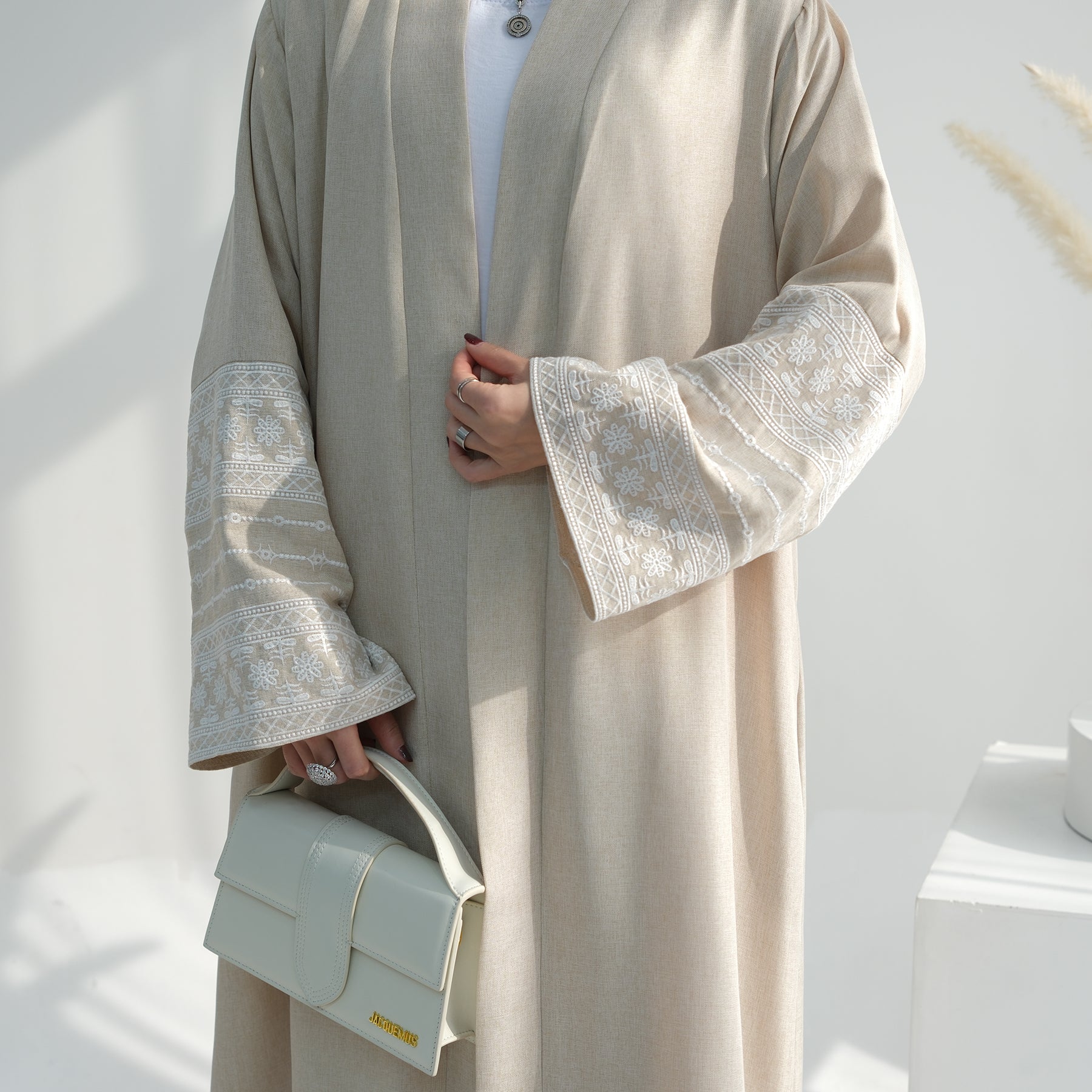 OPEN ABAYA - GEBORDUURDE MOUW BEIGE