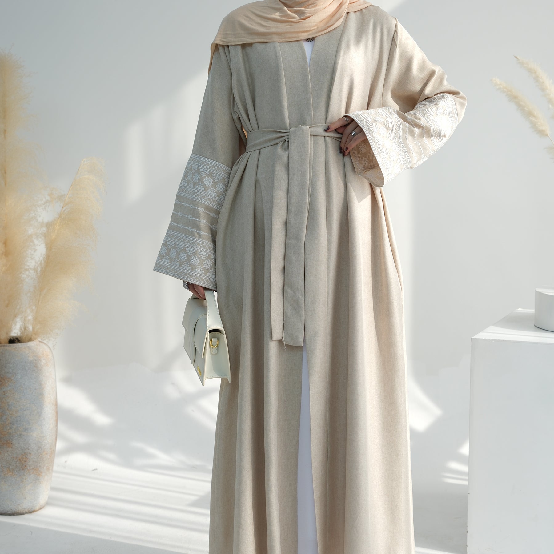 OPEN ABAYA - GEBORDUURDE MOUW BEIGE
